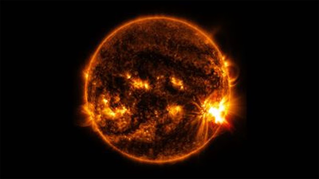 Explosão solar de classe X2.0 registrada em 27 de outubro de 2014 pelo observatório solar SDO