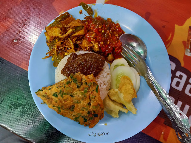 Warung Nasi Gurih Tenda Biru Mona / Nenek Medan - Nasi Gurih