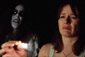 Emily Mortimer con fantasma asiático