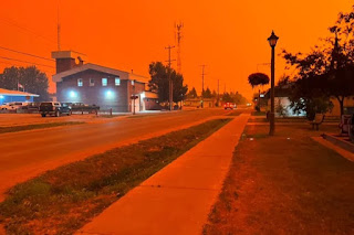 إخلاء مدينة مدينة يلونايف الكندية مع تقدم حرائق الغابات