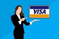 Imagen de mujer señalando tarjeta Visa