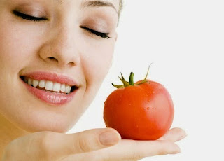 Cara Mencerahkan Dan Menghaluskan Wajah Dengan Tomat