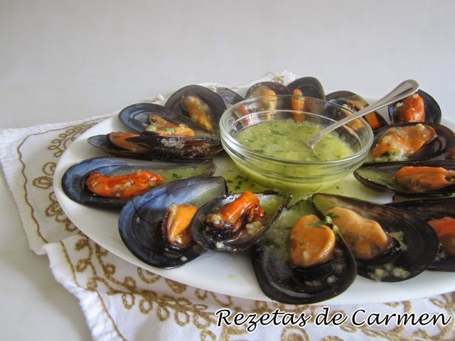 Mejillones con dos salsas: alioli con perejil, y salsa verde