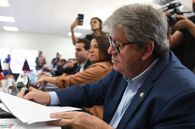 João Azevêdo, governadores e ministro Waldez Góes assinam acordo de operação sustentável das águas do São Francisco