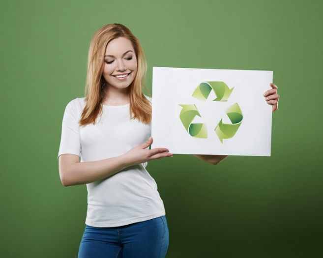 mulher-segurando-cartaz-com-simbolo-reciclagem