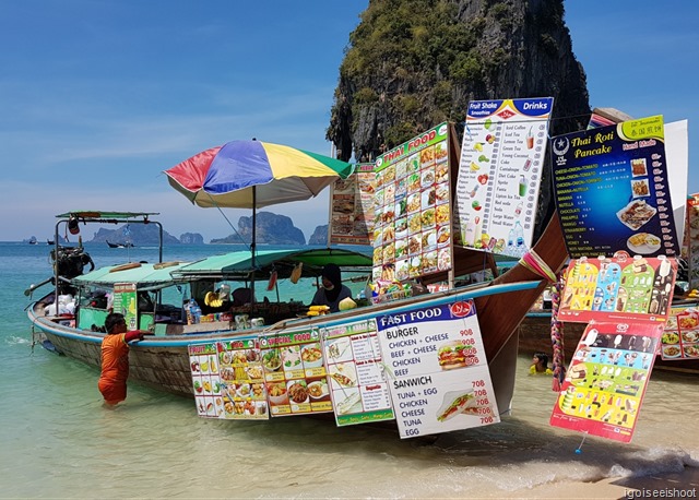 “food boats” at Phra Nang Beach that sells a variety of food and drinks at reasonable prices. These included Thai food, fast food (Burgers, Sandwiches, Baguette, Kebabs), BBQ, seafood, fruits, shakes, cold and hot drinks etc. 