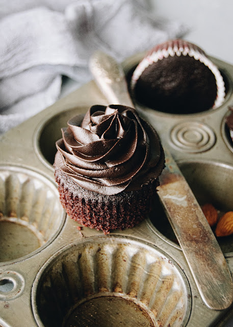 dark chocolate and almond cupcakes