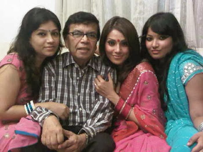 Bollywood Actress Bipasha Basu with Father Hirak Basu, Siblings Elder Sister Bidisha Basu & Younger Sister Vijeyata Basu | Bollywood Actress Bipasha Basu Family Photos | Real-Life Photos