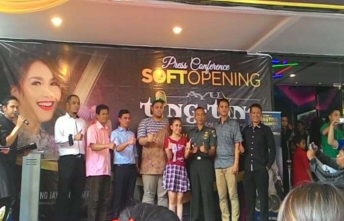 diminati para artis. Ayu membuka tempat karaokedengan nama Ting Ting ...