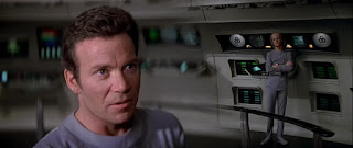 Rhaandarita corrigiendo la postura con poco convencimiento y sin sacar el móvil porque entonces no existían ni en Star Trek  - Star Trek La Película