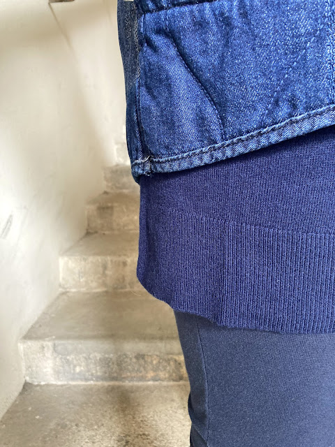 Outfit mit Layering in Dunkelblau