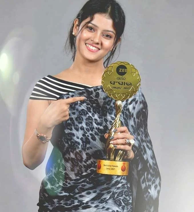 Suman Pattnaik Zee Sarthak Award for Best Actor Female 2021