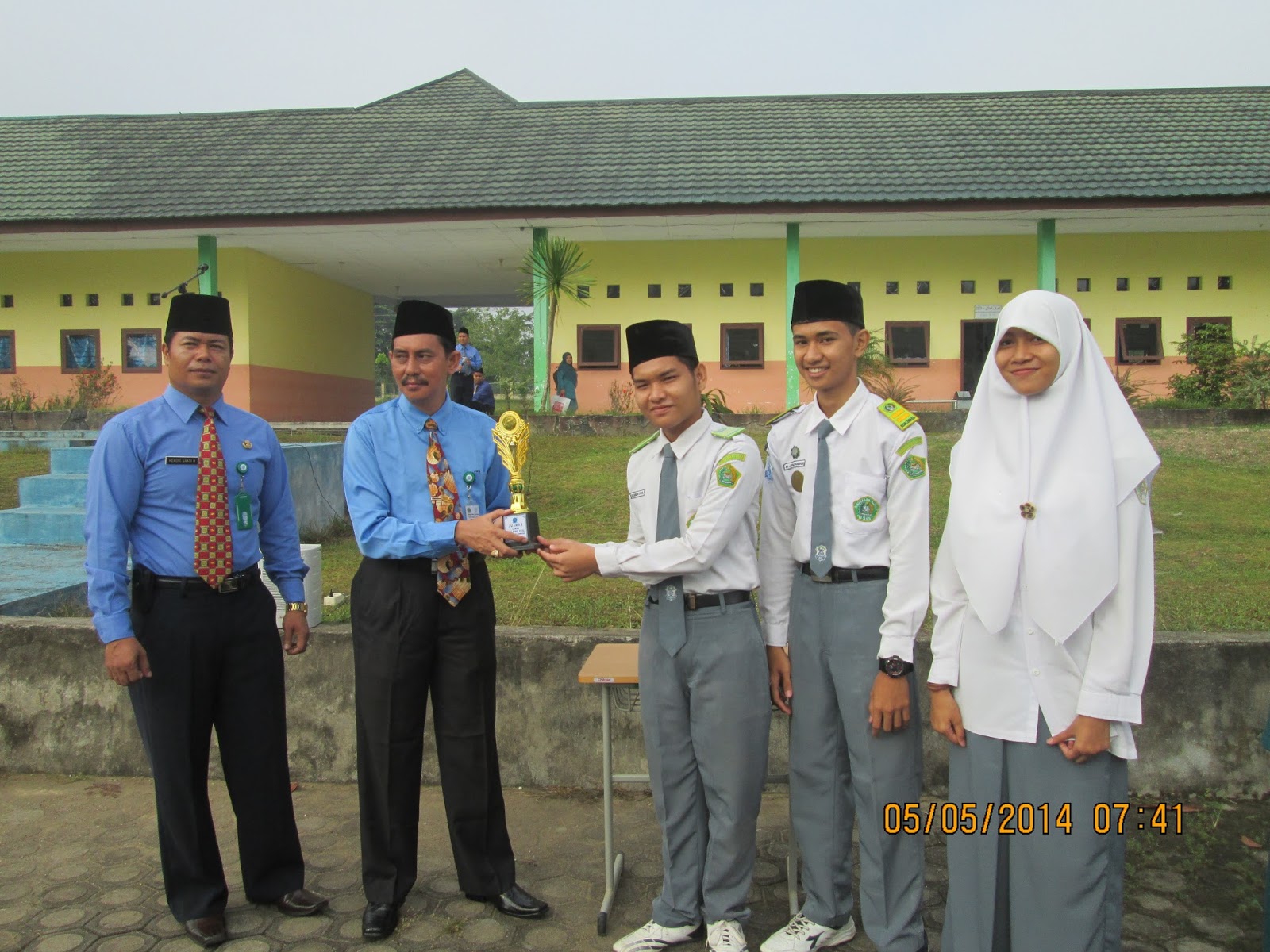 Kalo di atas ini foto waktu gua kelas XI jadi kan bakalan ada LCC Fisika se Provinsi Jambi Nah tapi Pak Gun ga mau yang ikutan lombanya anak fisika doang