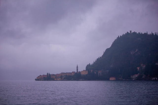 Vista da estrada junto ao lago para a cidade de Varenna