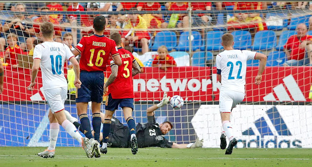 Gran parada de Unai Simon a disparo de Václav Černý con Kuchta, Souček, Rodrigo e Íñigo Martínez a la espera. SELECCIÓN DE ESPAÑA 2 SELECCIÓN DE REPÚBLICA CHECA 0 Domingo 12/06/2022, 20:45 horas. Liga de Naciones de la UEFA, fase de clasificación, Grupo A2, jornada 4. Málaga, España, estadio de La Rosaleda: 30.389 espectadores.