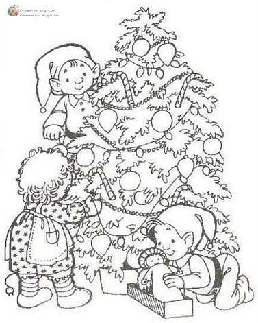 Duende decorando árbol navideño