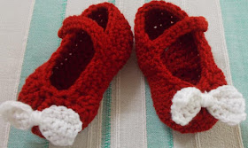 Sweet Nothings Crochet free crochet pattern blog, photo of the little Minnie mouse shoes