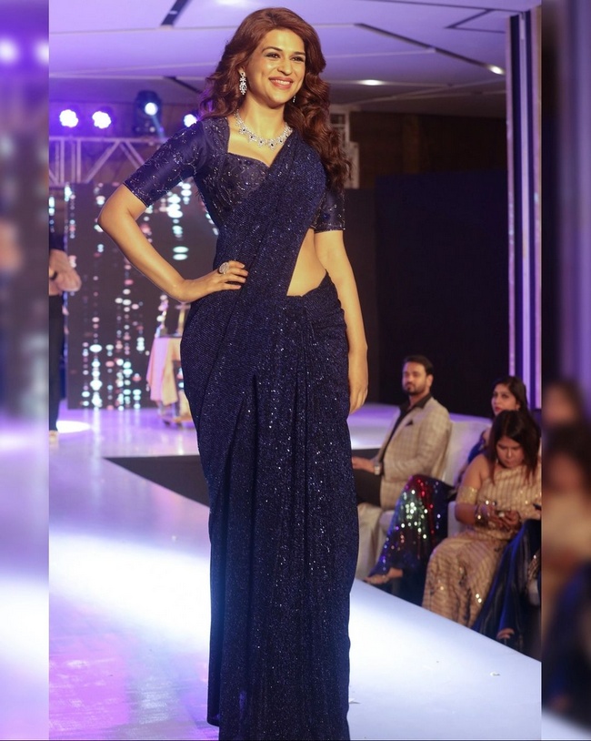 Actress Gallery: Shraddha Das is Shiny looks in Dark Blue Saree