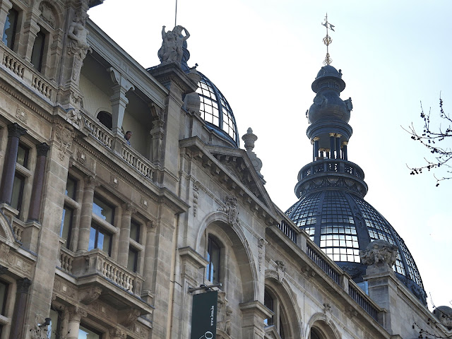 Antwerpen: Hoog mensen ! Kijk omhoog mensen !