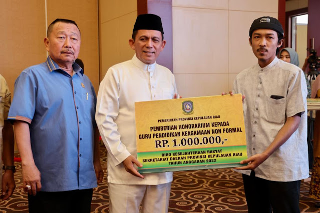Gubernur Ansar Menyerahkan Bantuan kepada Mubaligh dan Pemuka Agama Kota Tanjungpinang