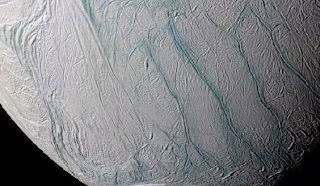 Laut Beku di Enceladus Mirip Danau di Bumi