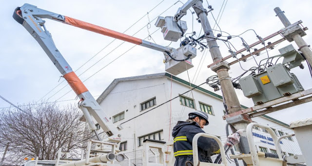 La Dirección Provincial de Energía informa que el 60% de Ushuaia tiene servicio eléctrico restaurado. Continúan los trabajos para restablecer el suministro en el resto de la ciudad, mientras se restringe el servicio a industrias y dependencias públicas.