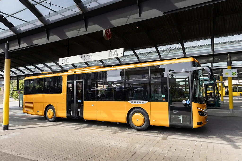 Setra MultiClass 500 L amarillo en ciudad