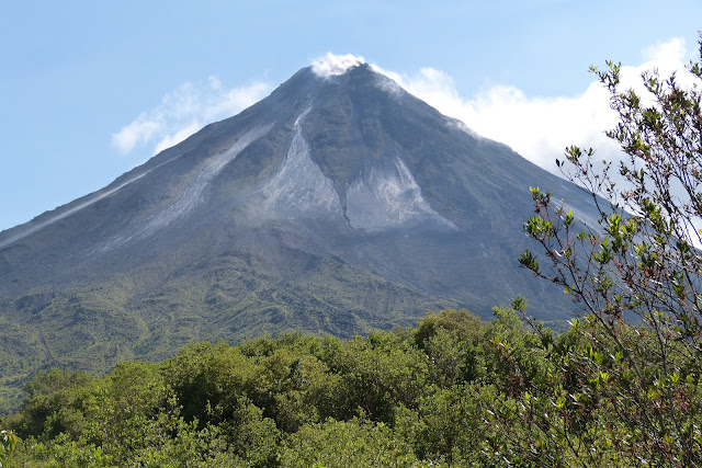 Vue sur le volcan Arenal depuis le parc national