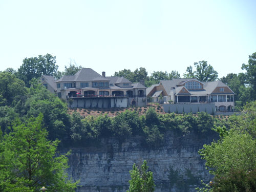 homes above the Tennessee River