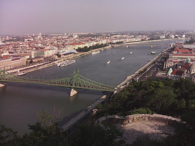 Vue de la colline de Budapest avec le pont