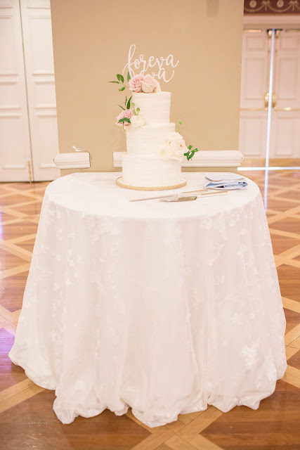 Niagara Wedding Planner | A Divine Affair | Ashley and Mike. Niagara on the Lake Wedding reception at Queens Landing. Photo by Gemini Photography. Blush and Gold Wedding details. Ceremony at Miller House Garden at Pillar and Post. Blush and ivory wedding flowers.