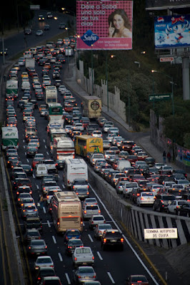 ¿Todo lo que trabajan estas personas irá para pagar los gastos del coche? ¿O a lo mejor ni siquiera pueden pagarlos?. Por sus caras deprimidas probablemente están atrapados en una red: El carro les sale más caro de lo que ganan. ¡Y encima el tiempo¡. ¿Qué podrían hacer con ese tiempo que malgastan atascados en el tráfico?