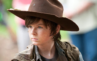 Imagem do ator Chandler Riggs, que interpreta Carl Grimes, no seriado The Walking Dead.