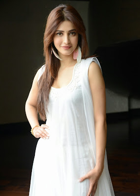 Shruti Haasan, Candid Photoshoot, bollywood actress, Indian Actress, Shruti Haasan Showcasing Her Stunning Figure In White Dress