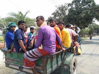 চাঁপাইনবাবগঞ্জ থেকে শ্রমিক যাচ্ছে ধান কাটতে
