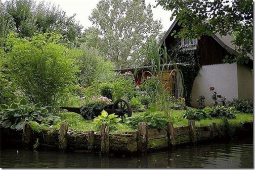 a_dutch_village_only_accessible_by_boat_640_08