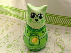 zielona kotka z nalewką cytrynowa malowana akrylami