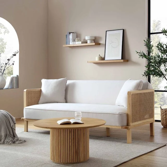 sala de estar com móveis modernos de madeira clara, plantas, arcos e tapete claro