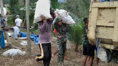 Waktu Istirahat, Aksi Sosial Satgas TMMD Bantu Warga Tuai Pujian