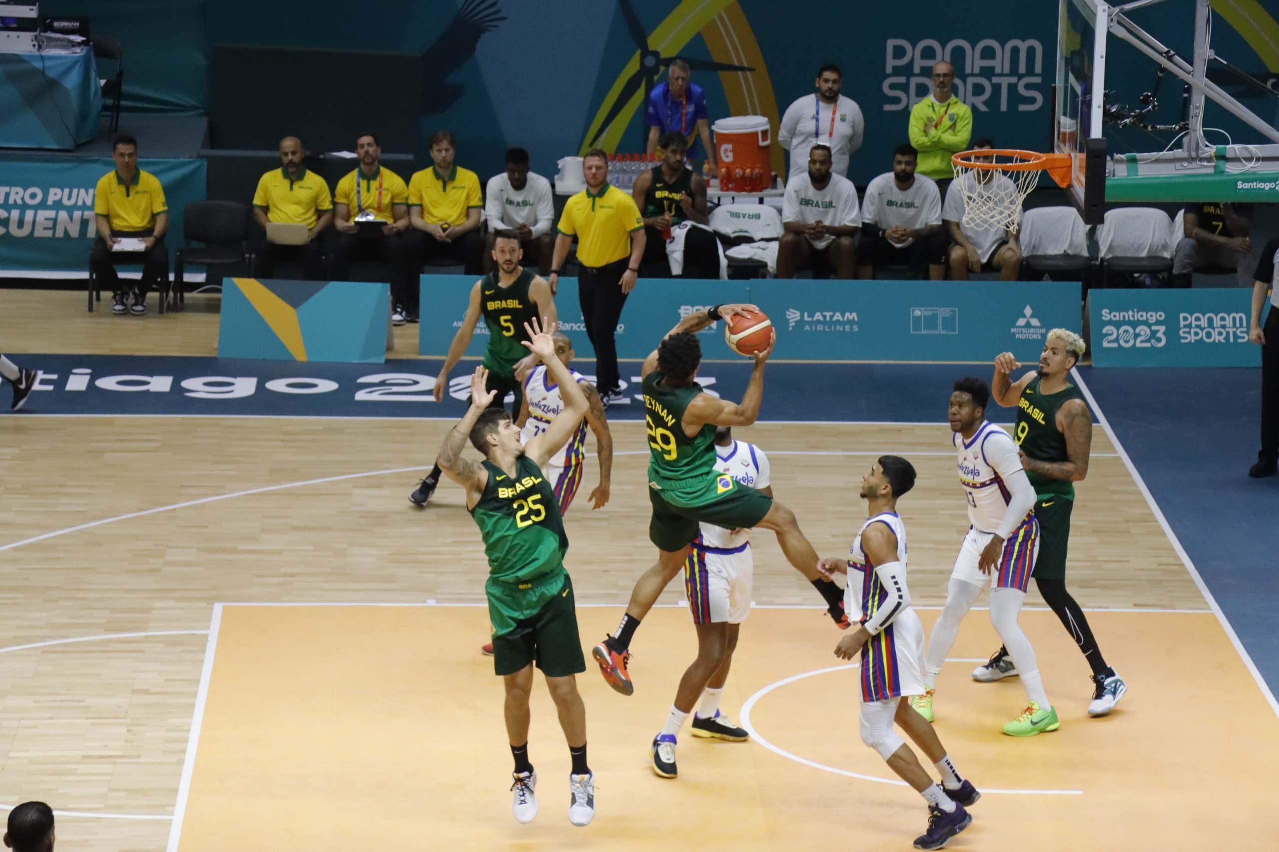 Brasil vence Porto Rico no basquete e enfrentará a Venezuela na
