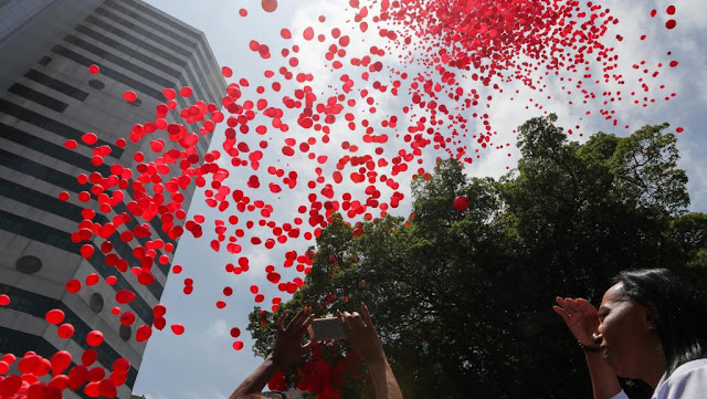 Suelta de globos en Sao Paulo para celebrar la "lucha contra el sida"