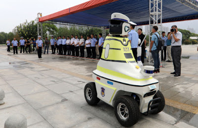 الصين تسبق الجميع وتطلق شرطي مرور عبارة عن روبوت