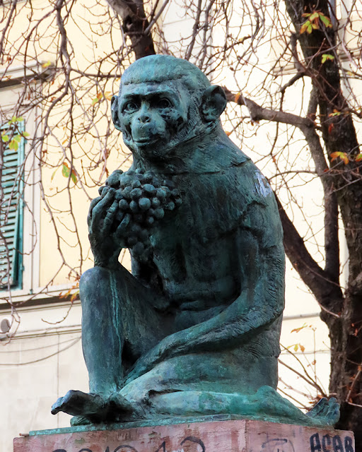 Monkey statue by Giulio Cipriani, Piazza Tanucci, Florence
