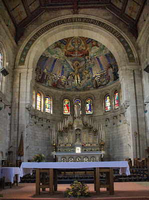 Hôtel de la basilique du bois chenu, ou basilique sainte-Jeanne-d'arc qui surplombe le village de Domrémy-la-Pucelle