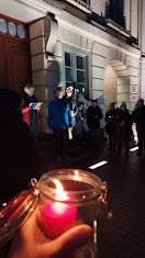 Pastorin Löffelmacher, ich, Bürgermeister Radestock auf den Stufen des Rathauses, Kerze im Vordergrund