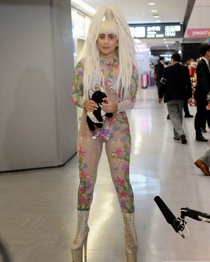Lady Gaga Pakai Baju Transparan di Bandara Jepang