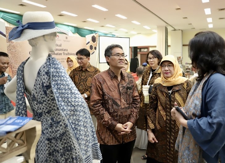Cara UGM Lestarikan Batik Nusantara