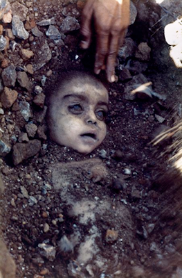 Pablo Bartholomew -  Bhopal, Ấn Độ, Tháng 12 năm 1984. - đăng bởi http://namkna.blogspot.com/