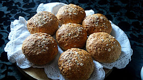 http://cupcakeluvs.blogspot.dk/2014/12/havregryns-boller-oatmeal-buns.html