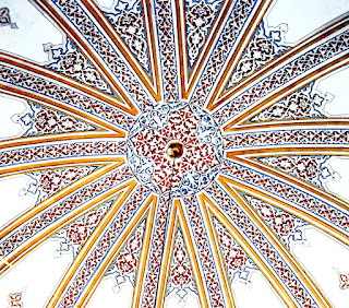 Aziz Mahmud Hüdâyî Türbesi’nin on üç dilimli kubbesinin içten görünüşü